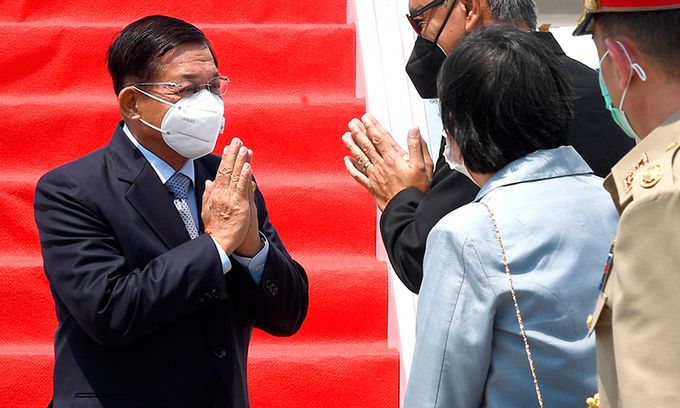 아세안 정상회의 참석차 인도네시아를 방문한 흘라잉 최고사령관(왼쪽)이 자카르타 인근 탕에랑의 공항에서 인도네시아 정부 관리의 영접을 받는 모습. 탕에랑=AP연합뉴스