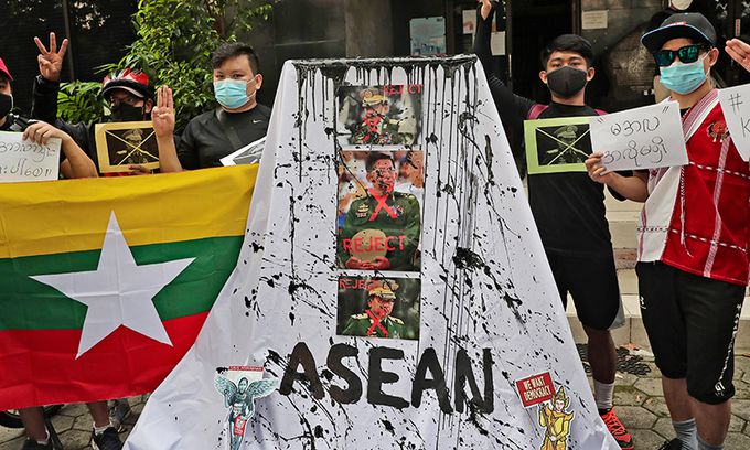 24일(현지시간) 아세안 정상회의가 열린 인도네시아 자카르타에서 시위대가 미얀마 쿠데타 반대 입장을 밝히고 있다. 플래카드에 새겨진 민 아웅 흘라잉 미얀마 최고사령관 사진에 빨간 엑스(X)자 표시가 돼 있다. 자카르타=AP연합뉴스