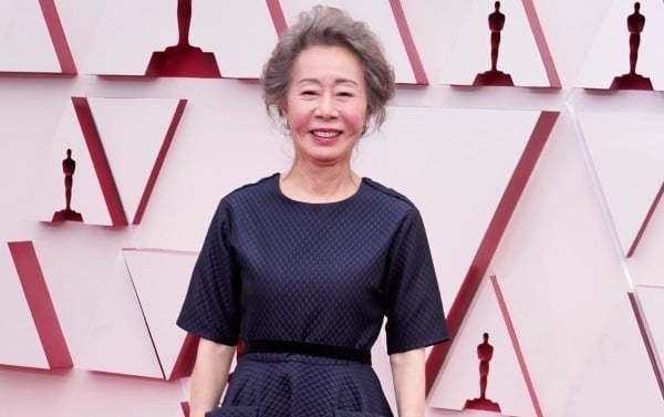 25일(현지시간) 미 캘리포니아주 로스앤젤레스의 돌비 극장에서 열린 제93회 미국 아카데미 시상식에서 배우 윤여정이 포즈를 취하고 있다. 로스앤젤레스=EPA연합뉴스