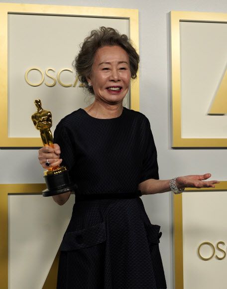 배우 윤여정이 25일(현지시간) 미 캘리포니아주 로스앤젤레스의 돌비 극장에서 열린 제93회 미국 아카데미 시상식에서 영화 '미나리'로 최우수 여우 조연상을 받고 기자실에서 포즈를 취하고 있다. 로스엔젤레스=AP뉴시스