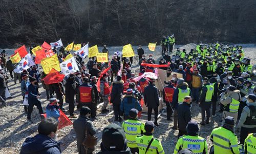 지난 2월 4일 경북 포항시 남구 장기면 주민들이 경북 포항 수성사격장에서 주한미군의 AH-64 '아파치' 헬기 사격 훈련 중단을요구하는 시위를 벌이고 있다. 뉴스1