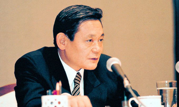 28일 이건희 삼성전자 회장 유족이 고인의 유산에 대한 세계 최대 규모의 상속세 납부와 소장 미술품 등의 사회환원 계획을 발표했다. 사진은 이 회장이 1993년 독일 프랑크푸르트 인근 켐핀스키 호텔에서 ‘신경영’을 선언할 때의 모습. 이 회장은 이 자리에서 “마누라와 자식만 빼고 다 바꾸라”며 삼성의 제2 창업을 선언했다. 삼성전자 제공