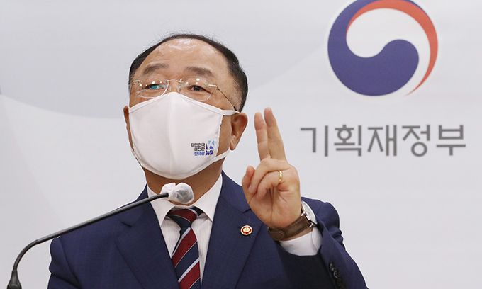 홍남기 국무총리 직무대행이 27일 세종시 정부세종청사에서 열린 기자간담회에서 1/4분기 국내총생산(GDP) 및 경기상황, 부동산 정책, 코로나 방역 관련, 총리 직무대행의 소임과 평가 등과 관련해 발언하고 있다. 연합뉴스