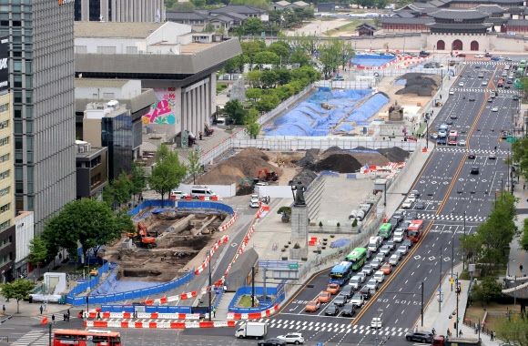 지난 27일 오전 서울 광화문광장 재구조화 공사 현장. 연합뉴스