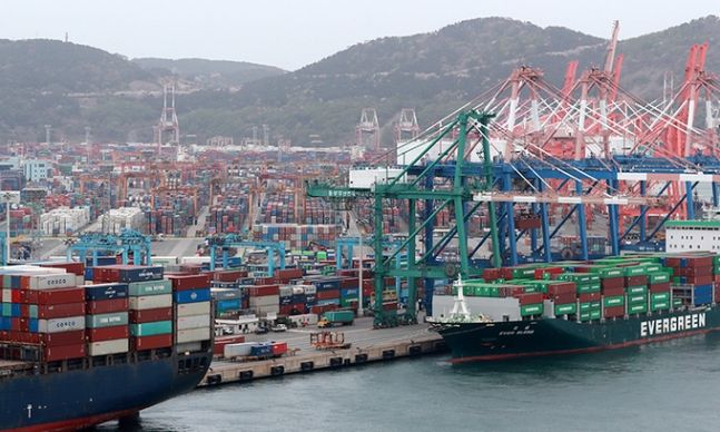 지난 1일 부산항의 분주한 모습. 연합뉴스