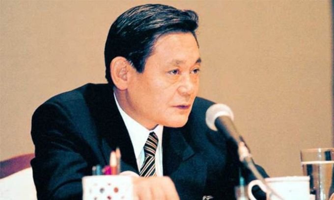 고(故) 이건희 회장이 1993년 독일 프랑크푸르트 인근 켐핀스키 호텔에서 ‘신경영’을 선언할 때의 모습. 삼성전자 제공