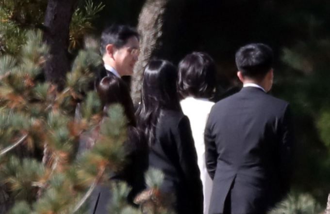 고 이건희 삼성그룹 회장 발인을 마친 홍라희 전 리움미술관장과 이재용 부회장 등 가족들이 지난해 10월28일 경기 수원시에 위치한 가족 선영을 나서고 있다. 수원=뉴시스