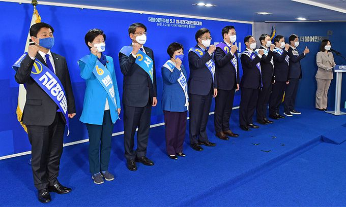 더불어민주당 최고위원에 출마한 김영배(왼쪽부터), 백혜련, 서삼석, 전혜숙, 김용민, 황명선, 강병원 후보가 2일 서울 여의도 중앙당사에서 열린 2021 임시전국대의원대회에서 정견발표에 앞서 기념촬영하고 있다. 연합뉴스