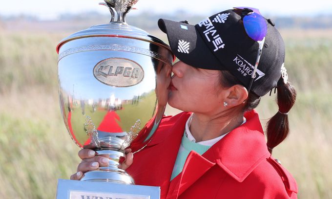 박현경이 2일 전남 사우스링스 영암 카일필립스 코스에서 열린 크리스 F&C 제43회 KLPGA 챔피언십에서 우승한 뒤 트로피에 입을 맞추고 있다. KLPGA 제공