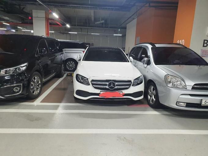 2칸 주차한 벤츠에 ‘보복 주차했다’며 올라온 사진. 보배드림 캡처