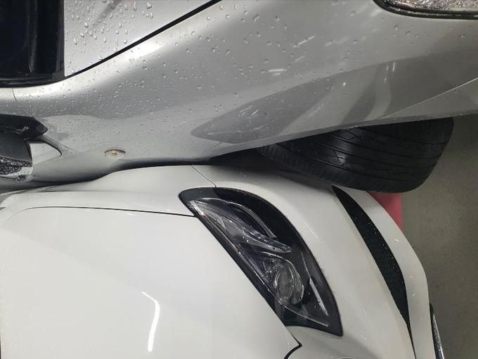 2칸 주차한 벤츠에 ‘보복 주차했다’며 올라온 사진. 앞바퀴가 틀어져 상대 차량이 빠져나오기 어려운 상태다. 보배드림 캡처