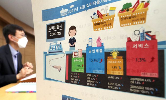어운선 통계청 경제동향통계심의관이 4일 정부세종청사에서 2021년 4월 소비자물가동향을 발표하고 있다. 지난달 소비자물가지수는 전월대비 0.2%, 전년동월대비 2.3% 상승한 것으로 나타났다. 뉴시스