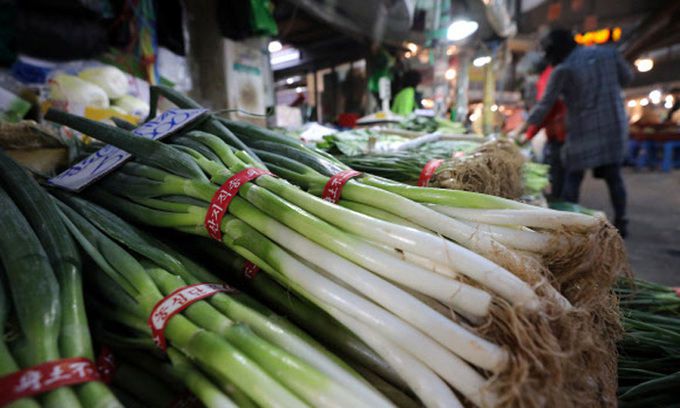지난 4일 서울 시내의 한 전통시장에서 시민들이 장을 보고 있다. 뉴스1