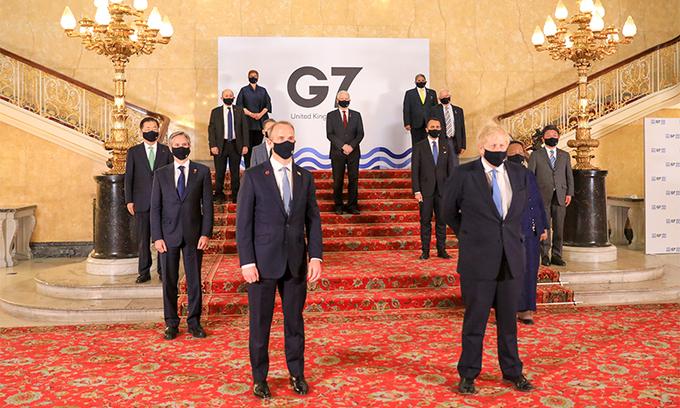 지난 4∼5일(현지시간) 영국 런던에서 열린 G7 외교·개발장관회의에 참석한 정의용 외교부 장관(세번째줄 왼쪽) 등 각국 외교 장관들과 보리스 존슨 영국 총리(앞줄 오른쪽)의 모습. 외교부 제공
