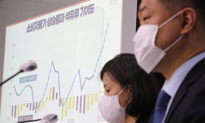 천소라 한국개발연구원(KDI) 경제전략연구부 연구위원(왼쪽)과 정규철 경제전망실장이 6일 세종시 정부세종청사에서 최근 유가 상승의 국내 경제 파급효과와 관련한 발표에 앞서 영상 자료를 보여주고 있다. 연합뉴스