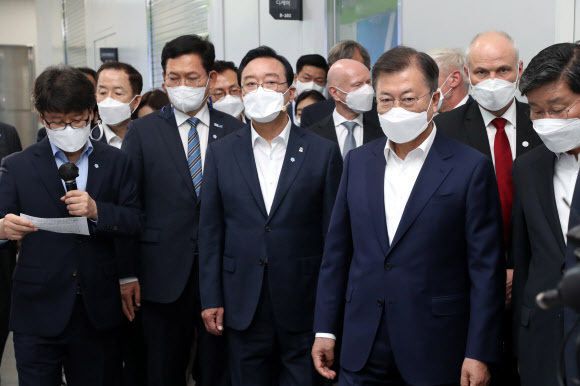 문재인 대통령이 6일 오후 울산광역시 남구 3D프린팅 지식산업센터에서 열린 '울산 부유식 해상풍력 전략 보고'에 참석, 전시된 부유식 해상풍력 모형을 송철호 울산시장(가운데), 더불어민주당 송영길 신임대표(왼쪽)와 관람하고 있다. 연합뉴스