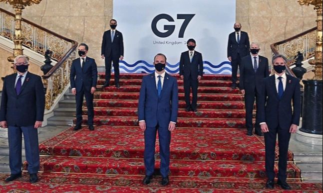 런던 G7 외교회담 4일(현지시간) 영국 런던에서 개막한 G7(주요 7개국) 외교·개발장관 회의에 참석한 각국 장관들이 서로 거리를 두고 기념촬영을 하고 있다. 앞줄 왼쪽부터 호세프 보렐 유럽연합(EU) 고위외교·정책대표, 도미니크 라브 영국 외무장관, 토니 블링컨 미국 국무장관, 가운데줄 왼쪽부터 하이코 마스 독일 외무장관, 모테기 도시미쓰 일본 외무상, 마르크 가르노 캐나다 외무장관, 뒷줄 왼쪽부터 루이지 디 마이오 이탈리아 외무장관, 장 이브 르 드리앙 프랑스 외무장관. 런던=AFP연합뉴스