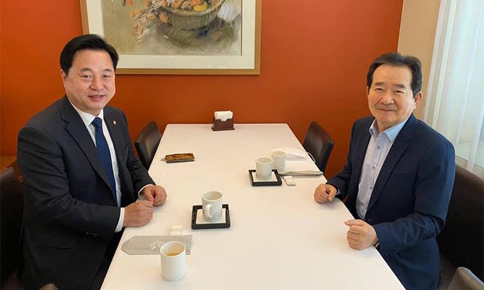 정세균 전 국무총리가 지난 6일 친문 제3후보 중 한 명으로 꼽히는 더불어민주당 김두관 의원과 오찬을 함께 하고 있다. 연합뉴스