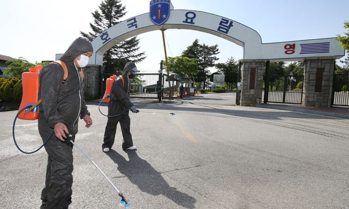 지난 3일 충남 논산 육군훈련소 입영심사대 일대에서 논산시 방역관계자들이 방역을 하고 있다. 뉴스1