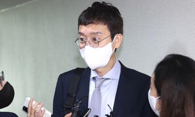 국민의힘 초선 당권주자인 김웅 의원이 지난 7일 서울 종로구에 위치한 김종인 전 비상대책위원장 사무실에서 김 전 비대위원장을 만난 뒤 취재진의 질문에 답하고 있다. 연합뉴스