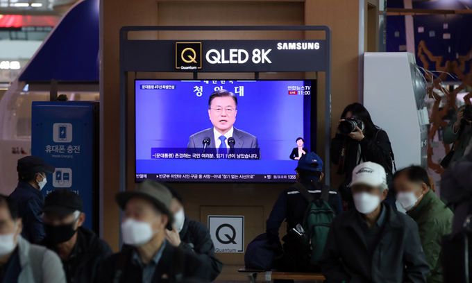 10일 서울역에서 시민들이 문재인 대통령의 취임 4주년 특별연설을 TV로 시청하고 있다. 연합뉴스