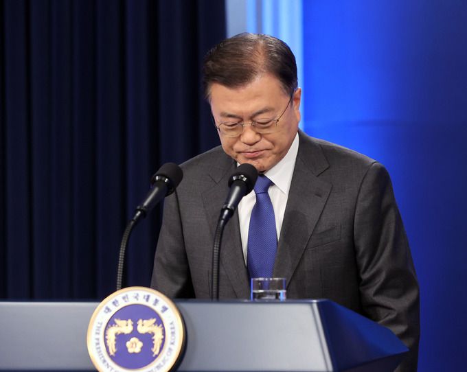 문재인 대통령이 10일 오전 청와대 춘추관 대브리핑룸에서 취임4주년 특별연설에 참석하고 있다. 뉴시스