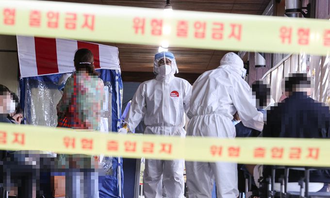 11일 서울 송파구 보건소에 설치된 신종 코로나바이러스 감염증(코로나19) 선별검사소에서 방호복을 입은 관계자들이 분주하게 업무를 하고 있다. 연합뉴스