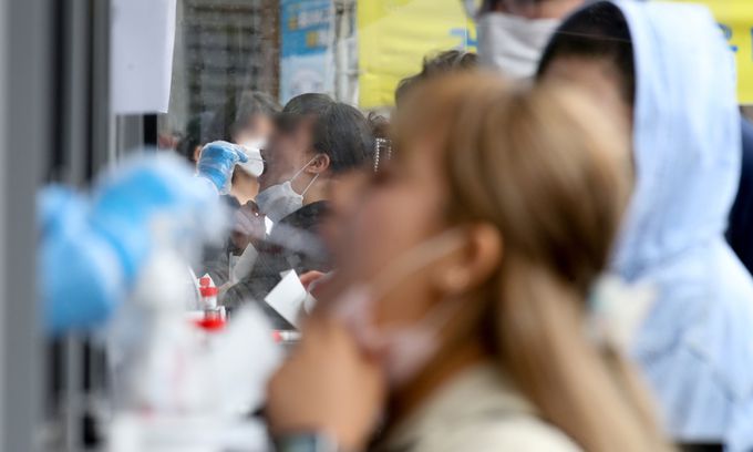 11일 제주시보건소가 코로나19 검사를 받으려는 시민들의 발걸음으로 분주하다. 뉴시스