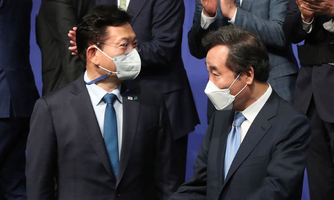 10일 서울 용산구 백범김구기념관에서 기념촬영을 마친 이낙연 전 대표와 더불어민주당 송영길 대표가 자리로 이동하고 있다. 국회사진기자단