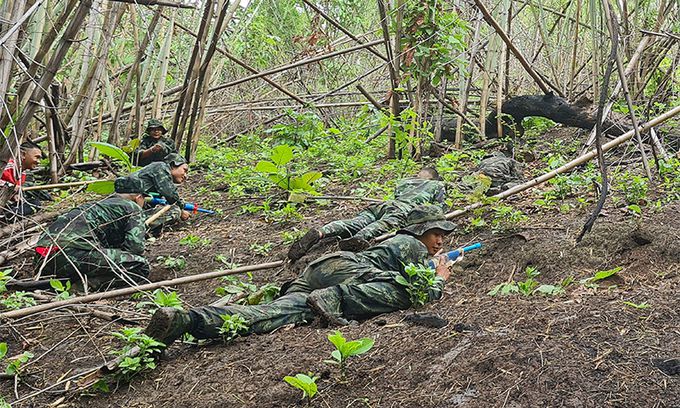 전날 카렌민족연합(KNU) 6여단이 국경지대인 카렌주 동부에서 군사훈련을 하는 모습. 미얀마 반군부 운동은 그간의 대규모 반쿠데타 시위 형태에서 정규군과 반군이 대치하는 내전으로 변모할 조짐을 보이고 있다. 카렌=AFP연합뉴스