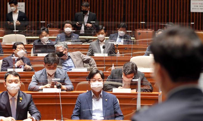 민주 재선 의원들, 지도부 결단 촉구 더불어민주당 재선 의원들이 11일 국회에서 열린 송영길 대표(뒷모습)와 간담회에서 송 대표의 인사말을 듣고 있다. 이날 모임에서 일부 재선의원은 송 대표에게 논란이 된 장관 후보자들의 인사청문보고서 채택 문제를 당 지도부가 결단하라고 촉구했다.   허정호 선임기자