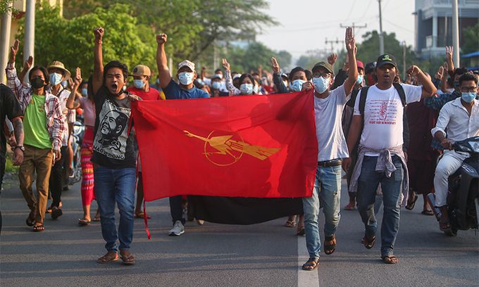 10일(현지시간) 미얀마 만달레이에서 반쿠데타 시위대가 학생회 깃발을 들고 행진하고 있다. 만달레이=EPA연합뉴스