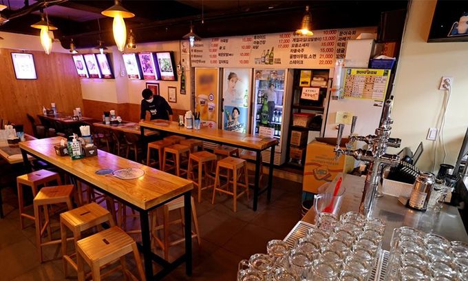 서울 중구의 한 호프집에서 사장이 영업을 준비하고 있다. 연합뉴스