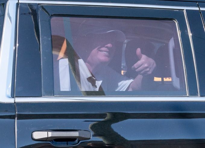 도널드 트럼프 전 미국 대통령이 퇴임 직후인 올해 2월 플로리다주를 찾아 승용차 안에서 지지자들한테 인사하며 특유의 ‘엄지척’ 포즈를 취하는 모습. 세계일보 자료사진