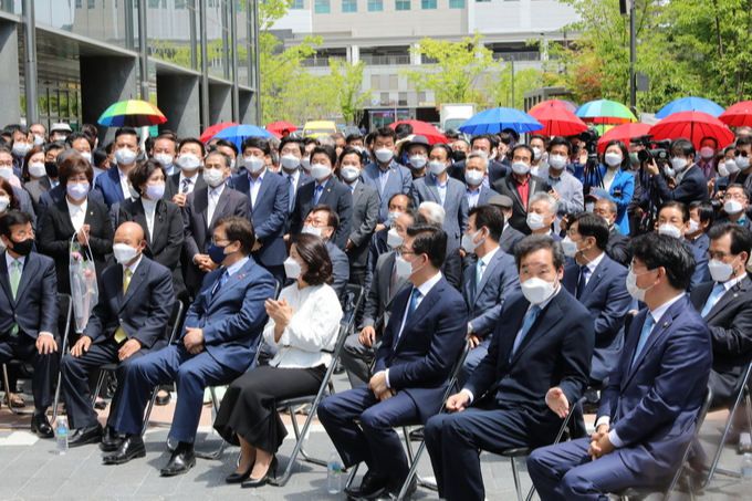 양승조(앞줄 오른쪽 세번째)충남지사 대통령선거 출마선언식에 참석한 이낙연(앞줄 오른쪽 두번째) 전 국무총리, 박완주(앞줄오른쪽 첫번째)민주당 정책위의장과 충청지역 광역단체장과 국회의원들.