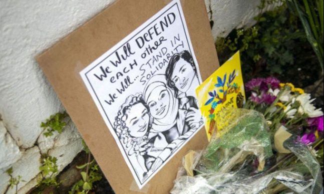 지난 3월 17일(현지시간) 미 조지아주 '애틀랜타 총격'으로 3명이 숨진 애틀랜타의 '골드 스파' 앞에 희생자들을 추모하는 그림과 꽃들이 놓여 있다. AP뉴시스