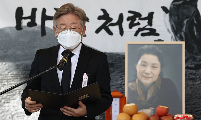 이재명 경기도지사가 13일 대학로 마로니에공원에서 열린 고 이애주 경기아트센터 이사장(국가무형문화재 승무 보유자)의 노제에 참석, 추모사를 하고 있다. 연합뉴스