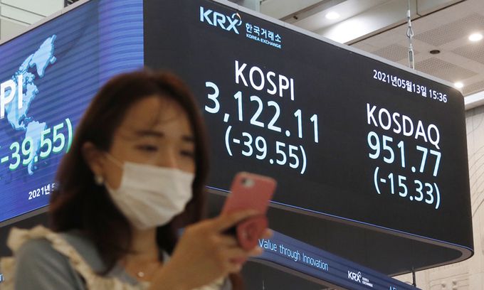 코스피가 전 거래일(3161.66)보다 39.55포인트(1.25%) 내린 3122.11에 장을 마감한 13일 서울 여의도 증권거래소 전광판에 종가가 표시되고 있다. 이날 코스닥 지수는 전 거래일(967.10)보다 15.33포인트(%) 내린 951.77에, 원·달러 환율은 전 거래일(1119.6원)보다 4.6원 오른 1129.3원에 마감했다. 뉴시스