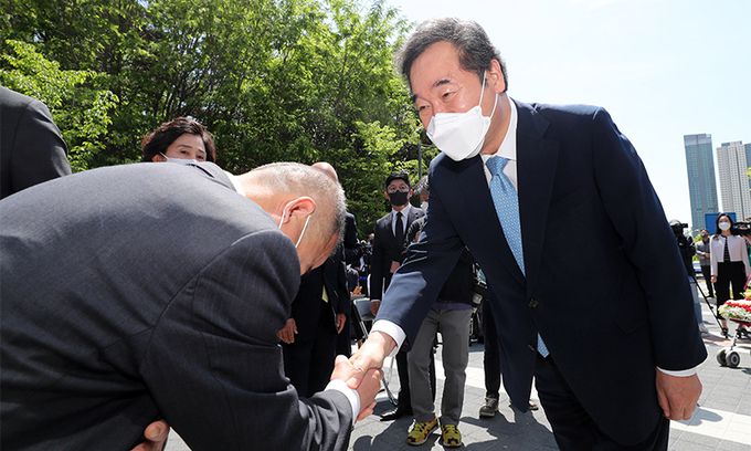 더불어민주당 이낙연 전 대표(오른쪽)가 지난 12일 세종시 어진동 지방자치회관에서 열린 양승조 충남도지사 대선 출마 기자회견장에서 지지자와 인사하고 있다. 연합뉴스