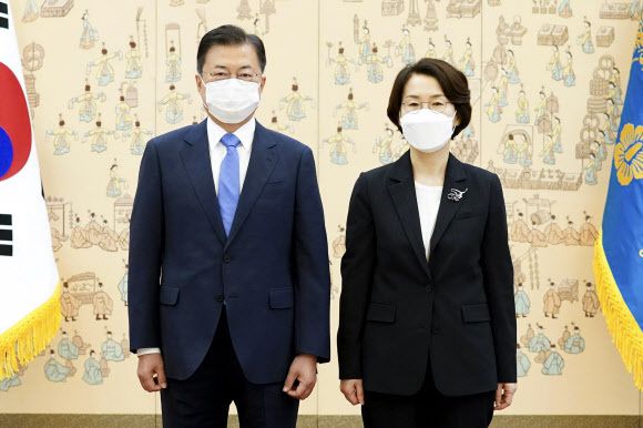 문재인 대통령이 지난 14일 청와대에서 임혜숙 과학기술정보통신부장관에게 임명장 수여 후 기념촬영을 하고 있다. 뉴스1