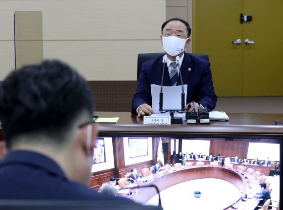 홍남기 경제부총리 겸 기획재정부 장관(오른쪽)이 17일 오전 세종시 정부세종청사에서 서울청사와 영상으로 연결해 열린 대외경제장관회의를 주재하며 발언하고 있다. 연합뉴스
