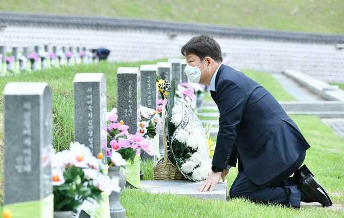 권영진 대구시장이 18일 5·18 민주화운동 기념식을 마친 뒤 묘역을 참배하고 있다. 대구시 제공