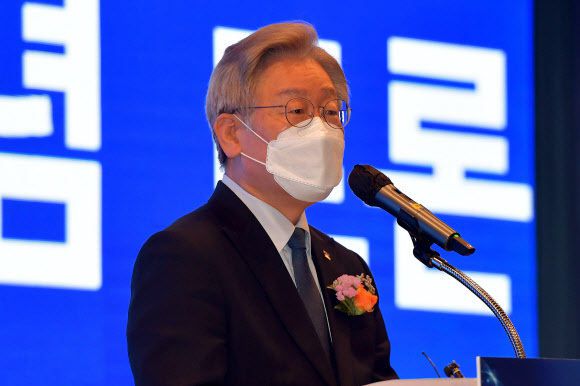 이재명 경기도지사가 20일 서울 여의도 중소기업중앙회에서 열린 ''대한민국 성장과 공정을 위한 국회 포럼 출범식''에서 축사를 하고 있다. 연합뉴스