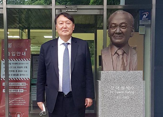 윤석열 전 검찰총장이 지난 17일 서울대 반도체 공동연구소를 방문해 반도체 물리학자인 고 강대원 박사 흉상 앞에서 기념촬영을 하고 있다. 뉴스1
