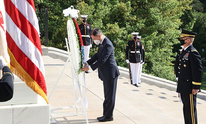 한미정상회담 참석차 미국 워싱턴을 방문중인 문재인 대통령이 20일(현지시간) 워싱턴DC인근 알링턴 국립묘지를 찾아 무명용사의 묘에 헌화하고 있다. 연합뉴스