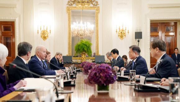 문재인 대통령이 21일 오후(현지시간) 미국 워싱턴 백악관 국빈만찬장에서 열린 조 바이든 미국 대통령과의 확대회담에 참석해 발언을 듣고 있다. 뉴시스