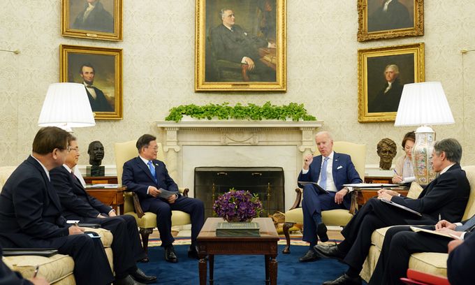 미국을 방문 중인 문재인 대통령이 21일(현지시간) 백악관 오벌오피스에서 조 바이든 미국 대통령과 열린 소인수 회담을 하고있다. 워싱턴=연합뉴스