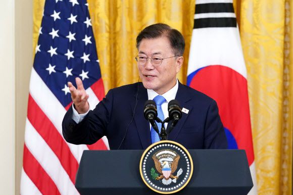 문재인 대통령이 21일 오후(현지시간) 미국 워싱턴 백악관 이스트룸에서 조 바이든 미국 대통령과 공동기자회견을 하고 있다. 워싱턴=뉴시스