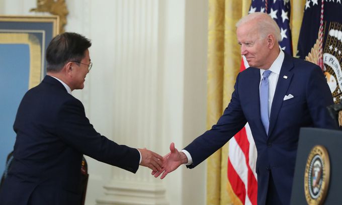 문재인 대통령과 조 바이든 대통령이 21일 오후(현지시간) 워싱턴 백악관 이스트룸에서 열린 한국전쟁 명예 훈장 수여식에서 인사하고 있다. 연합뉴스