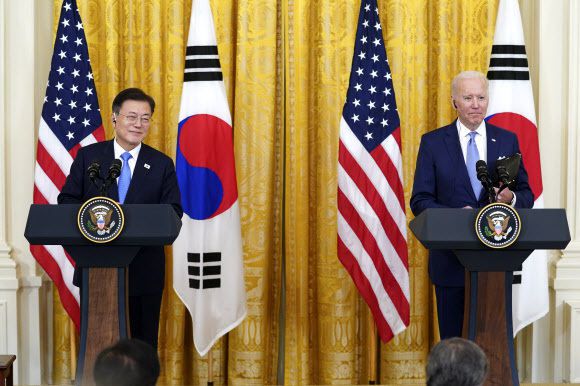 문재인 대통령이 21일 오후(현지시간) 한ㆍ미 정상회담을 마치고 조 바이든 미국 대통령과 함께 참석한 공동기자회견에서 기자들의 질문에 답하고 있다. 워싱턴=연합뉴스